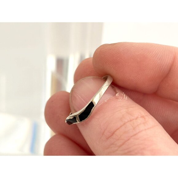 Dainty Black Enameled Cocktail 925 Sterling Silver Vintage Ring - sz 7.75 - Picture 10 of 13
